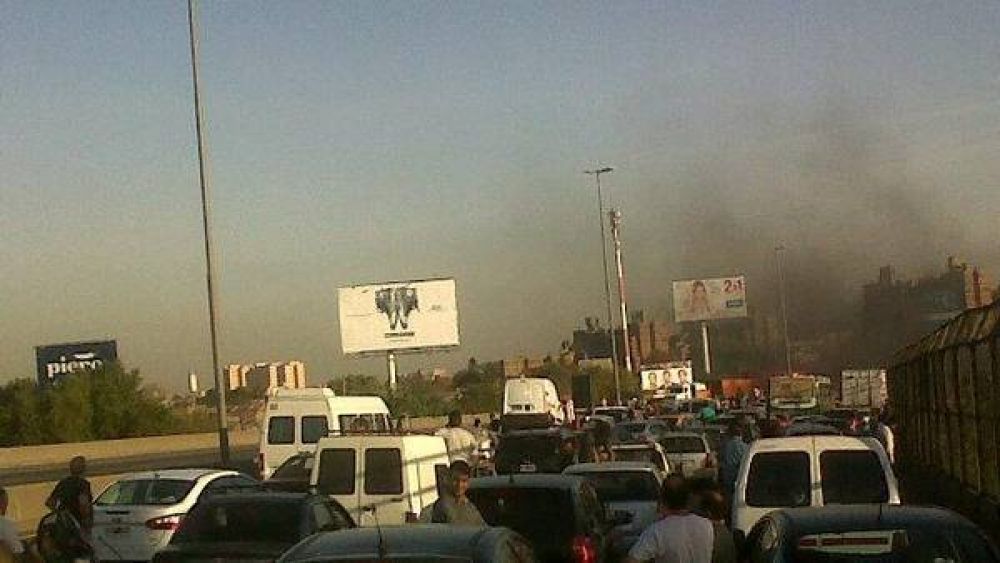 Provocan caos en la Autopista La Plata y aprovechan para robarle a varios conductores