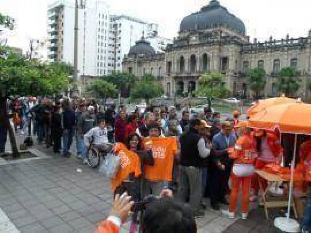 Alperovich pinta al Estado tucumano de color naranja por orden de Scioli