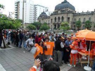 Alperovich pinta al Estado tucumano de color naranja por orden de Scioli