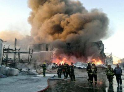 Una f�brica de pl�sticos fue devastada por un incendio en la zona sudoeste de Rosario
