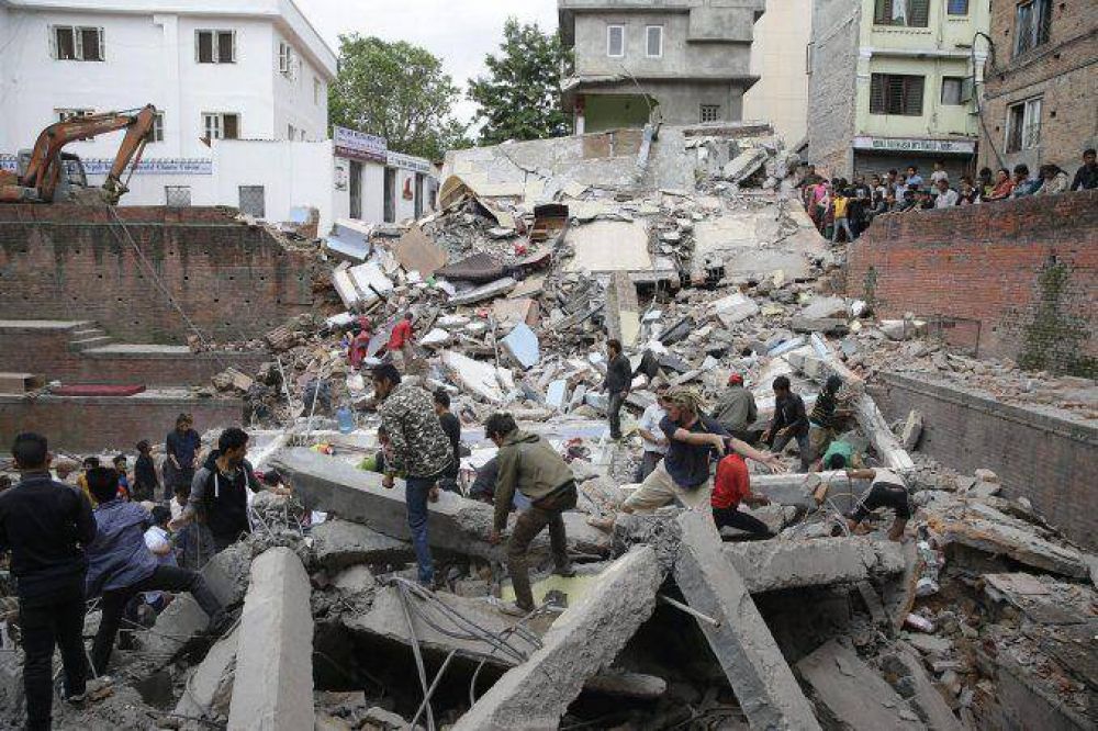 Un terremoto de 7.9 grados en Nepal deja al menos 780 muertos y serios destrozos