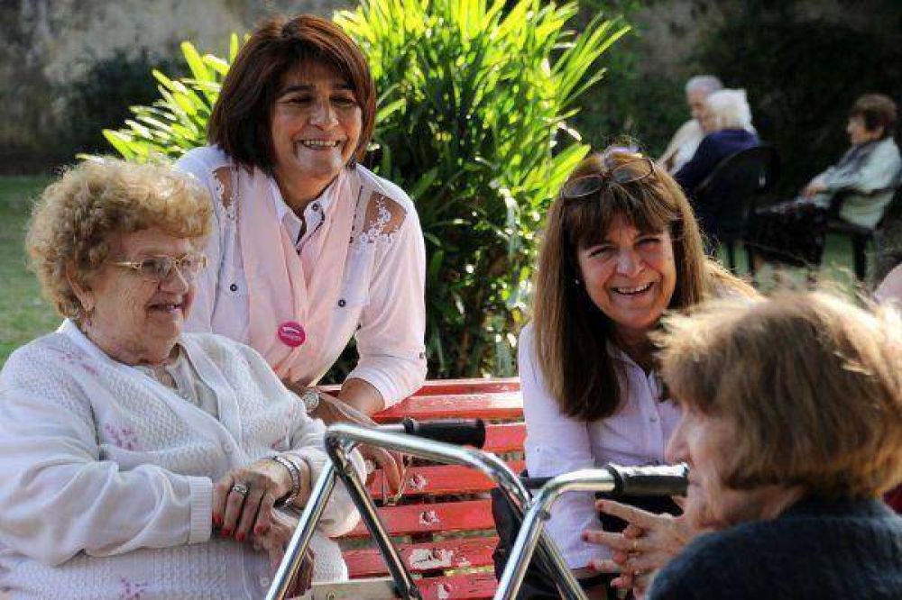 En una jornada solidaria, vecinos y Mujeres x San Mart�n leyeron libros en hospitales y geri�tricos
