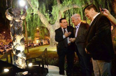 Andreotti present� una escultura en homenaje a las Sagradas Escrituras