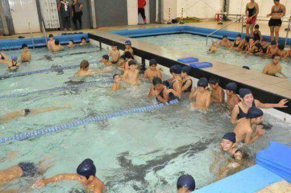Alumnos de 100 escuelas de Lomas aprenden a nadar de forma gratuita