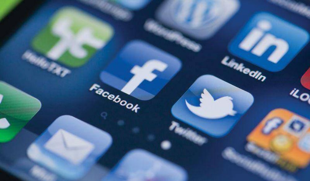 Precandidatos rompen la veda a trav�s de las redes
