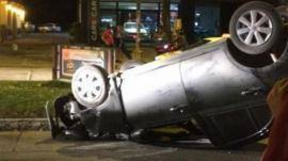 Una mujer result� herida en choque y vuelco en la avenida Aconquija