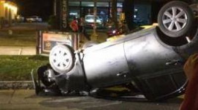 Una mujer result� herida en choque y vuelco en la avenida Aconquija