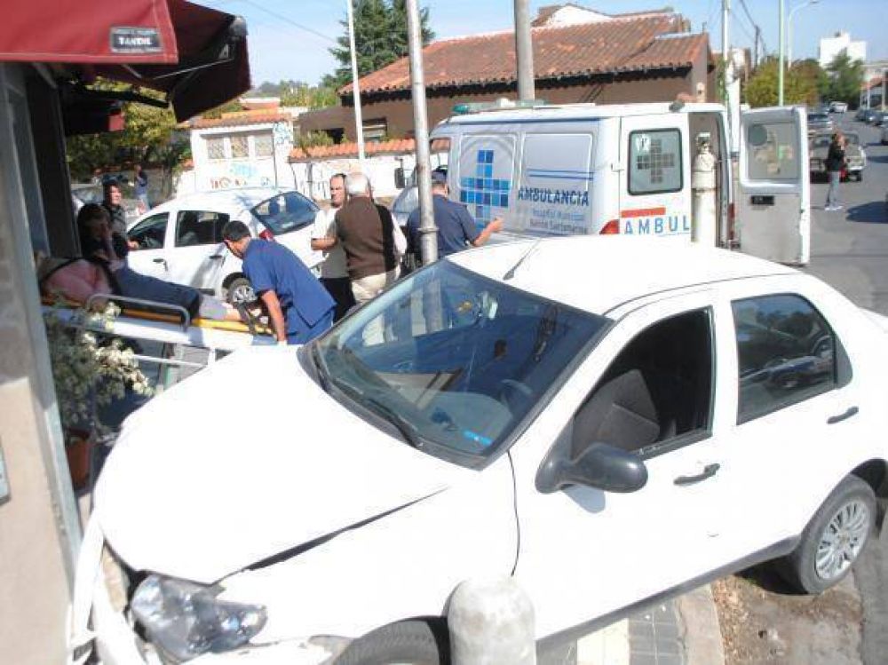 Abuela hospitalizada tras choque en 4 de Abril y Maip�