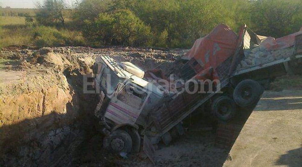 Accidente de un cami�n cargado de cemento en Emilia