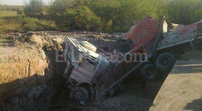 Accidente de un cami�n cargado de cemento en Emilia