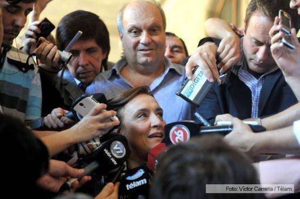 Gabriela Michetti emiti� su voto acompa�ada por Lombardi, Montenegro, Chain y Pinedo