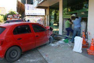 Perdi� el control de su auto y choc� contra el frente del hotel Niyat