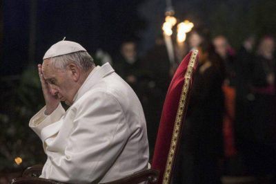 El Papa rez� en la plaza de San Pedro por las v�ctimas del terremoto en Nepal