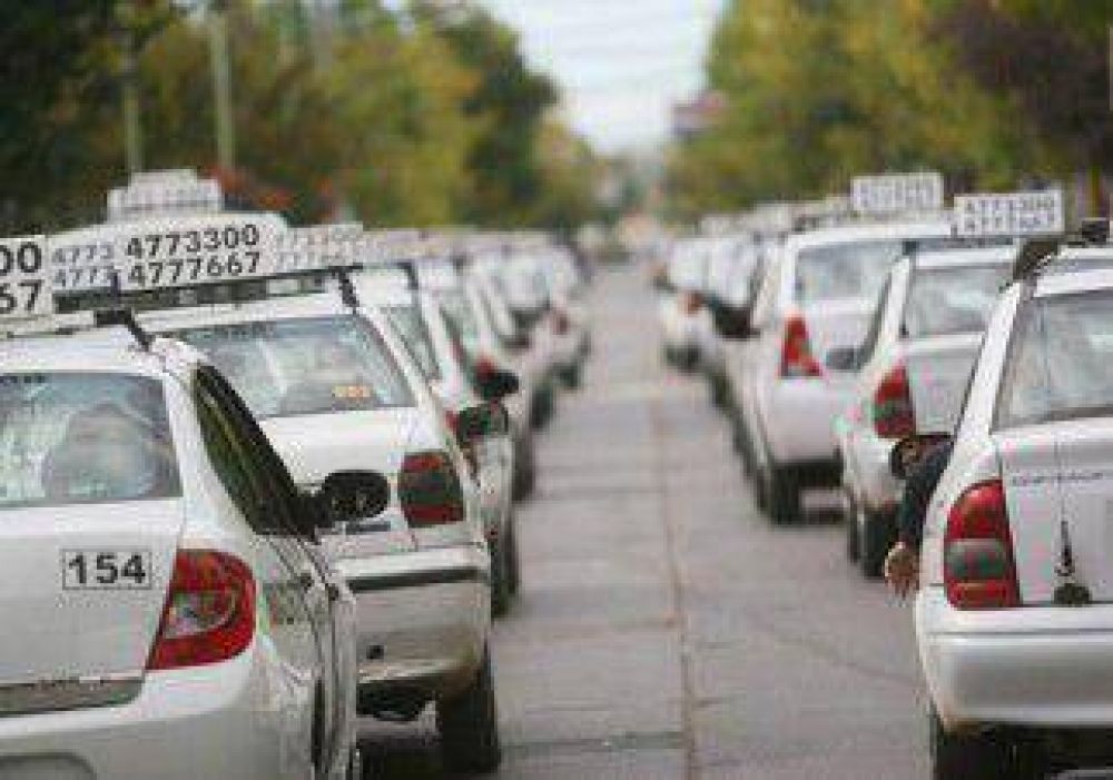 J�venes borrachos agreden a un taxista y casi terminan linchados 
