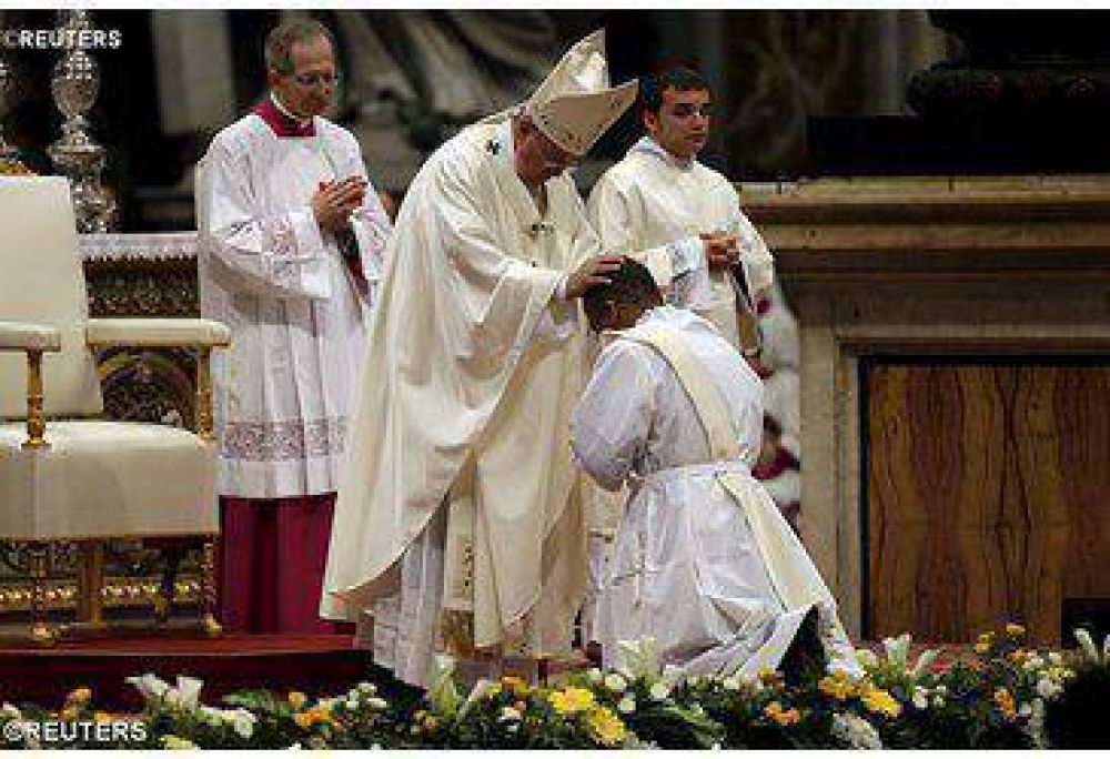 El Papa ordena a 19 nuevos sacerdotes: “Sean ministros de la unidad, sigan al Buen Pastor”