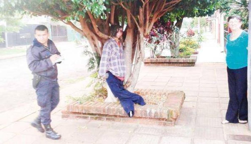 La aparici�n de un mu�eco �ahorcado� genera intriga en la calle Yapeguay