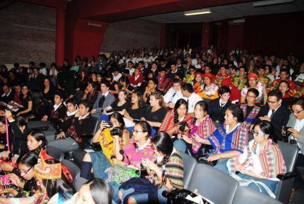 Finaliz� el Encuentro Escolar Internacional Andes y en la despedida hubo diplomas, bailes y l�grimas