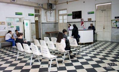 El Centro de Salud N�1 no abre a las 7, sino cuando llega el polic�a