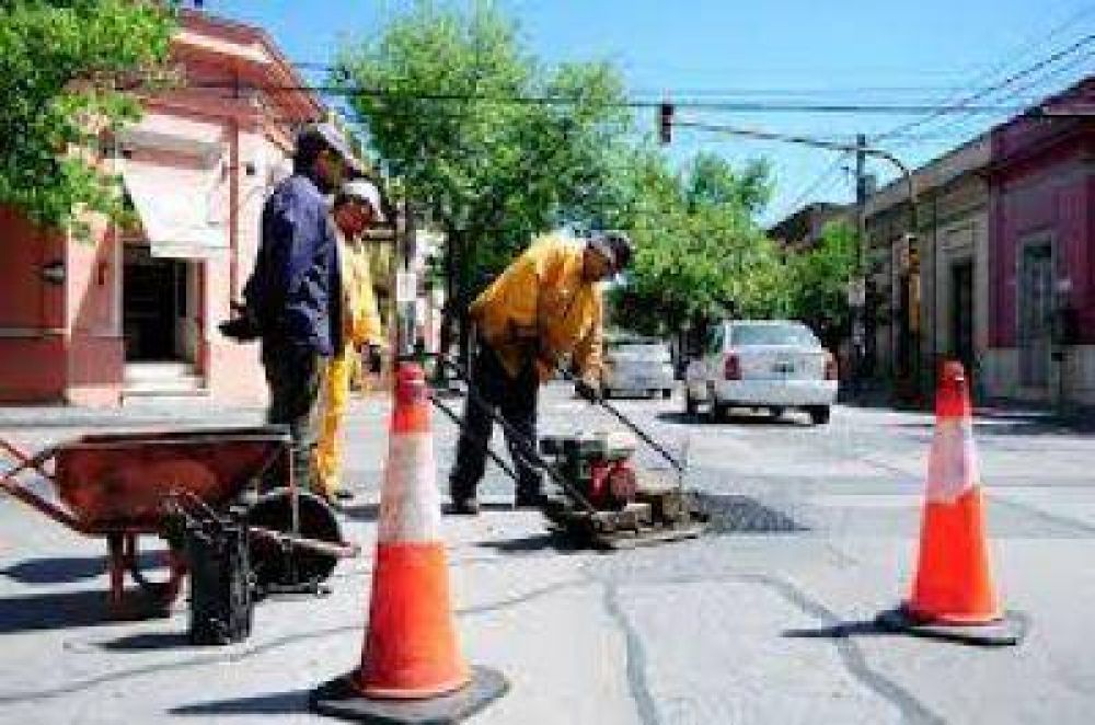 La Municipalidad de la Capital contin�a con las tareas de bacheo y limpieza de desag�es