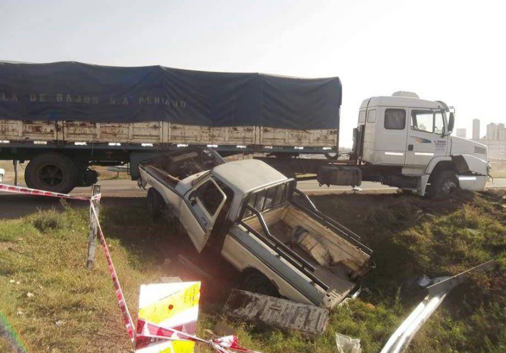 En la caja de la pick up iban cuatro chicos