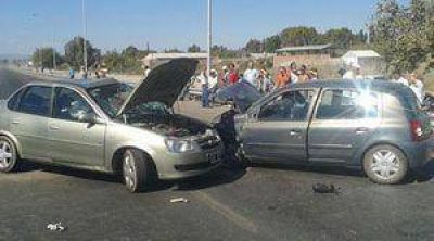 Choque entre dos autos y una moto dejan un muerto