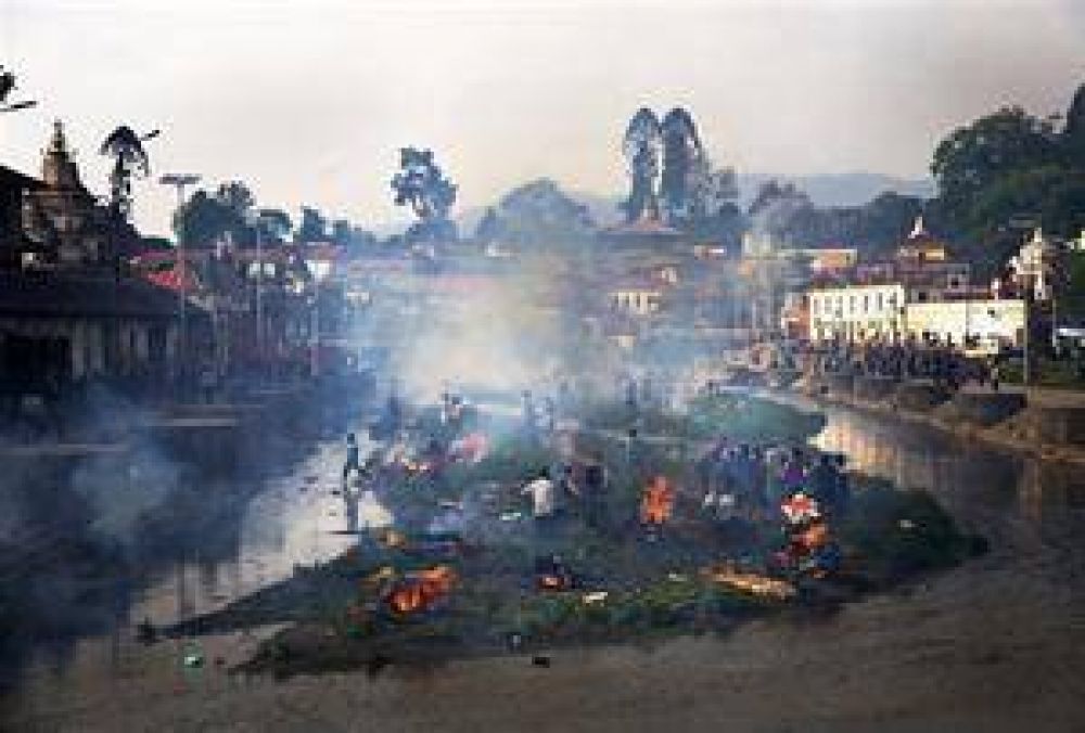 Nepal busca sobrevivientes entre las ruinas a la espera de la ayuda internacional