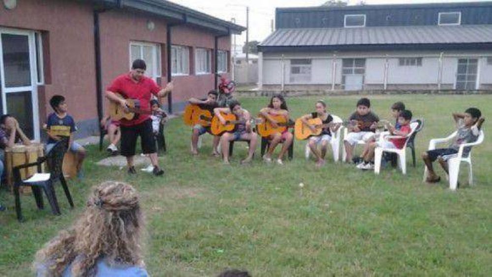 Dos programas estatales promueven el desarrollo de ni�os y adolescentes