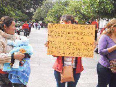 Vecinos de Oran escracharon a la polic�a de esa localidad en Plaza IX de Julio 