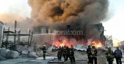 Incendio feroz en una f�brica de pl�sticos en Rosario