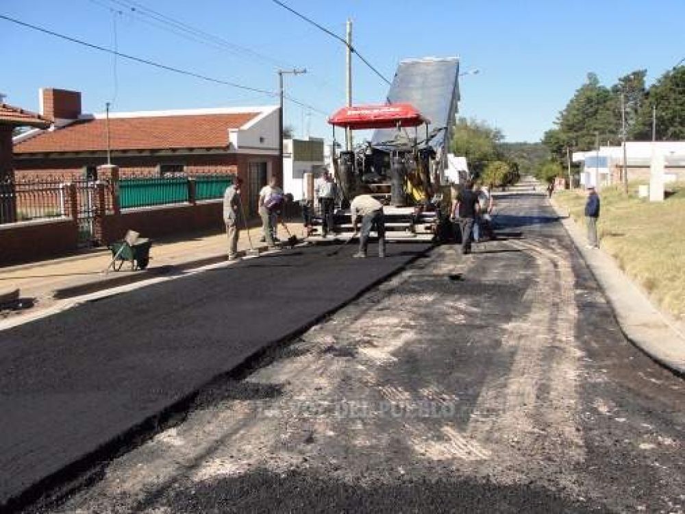 Sigue la obra de asfalto en la localidad de Barker