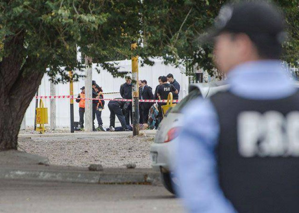 Quedaron 4 detenidos por la muerte del alba�il y el gobernador llam� a la prudencia