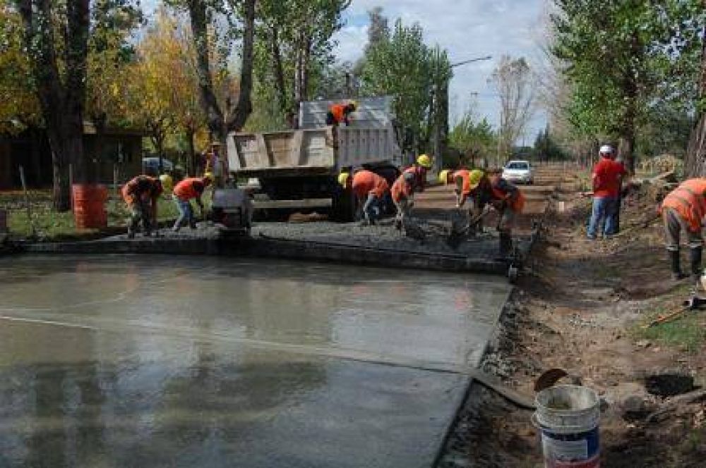 COMENZ� LA PAVIMENTACI�N EN LAS CALLES INTERNAS DEL PARQUE INDUSTRIAL DE SALADILLO.