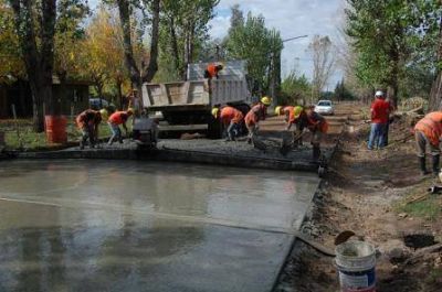 COMENZ� LA PAVIMENTACI�N EN LAS CALLES INTERNAS DEL PARQUE INDUSTRIAL DE SALADILLO.