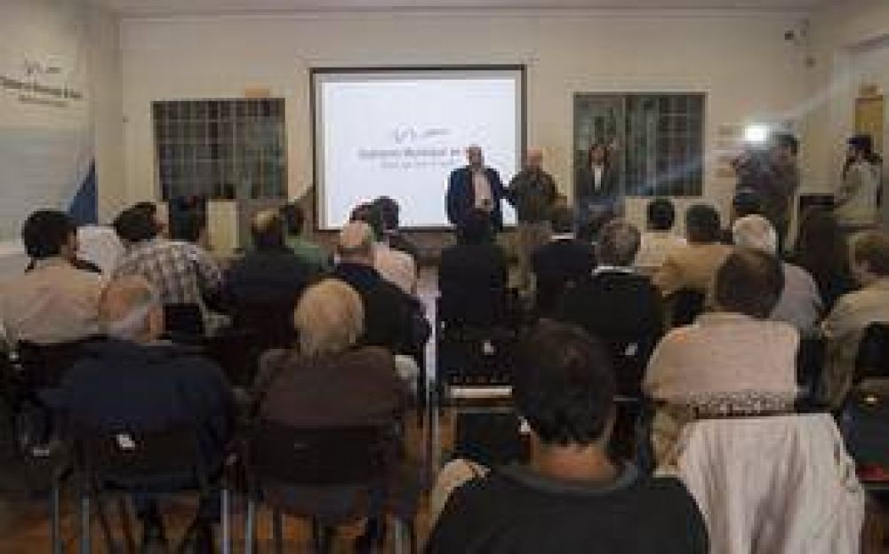 El Intendente y funcionarios provinciales entregaron actas certificadas de bien de familia