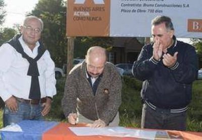 Inza firm� el inicio de obra de cloacas en los barrios Ceferino Namuncur� y Santa Elena