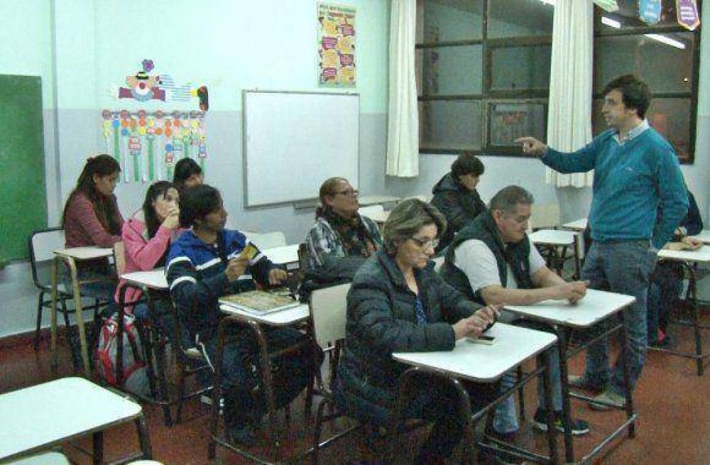 Los alumnos adultos de la Escuela Yejan Akainik recibieron sus tarjetas magn�ticas