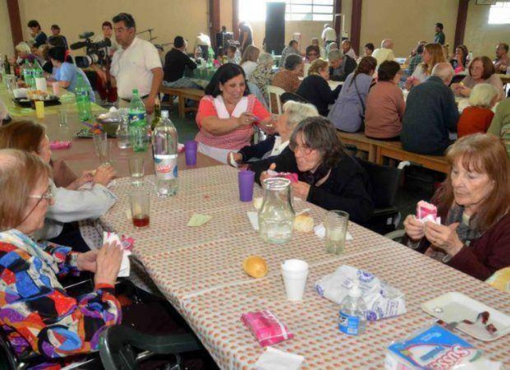 Unos 120 abuelos vivieron un mediod�a diferente en el encuentro 