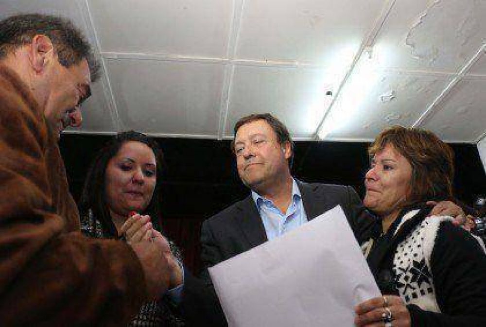 Weretilneck entreg� 38 de viviendas en Cinco Saltos