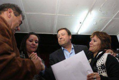 Weretilneck entreg� 38 de viviendas en Cinco Saltos