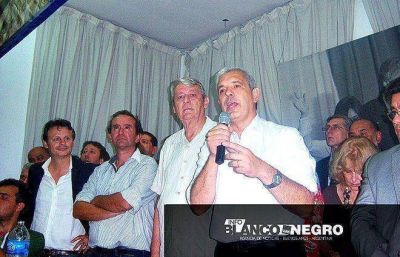 �Tenemos que convocar a quienes no abrazan al liberalismo�, dijo Juli�n Dom�nguez en La Plata