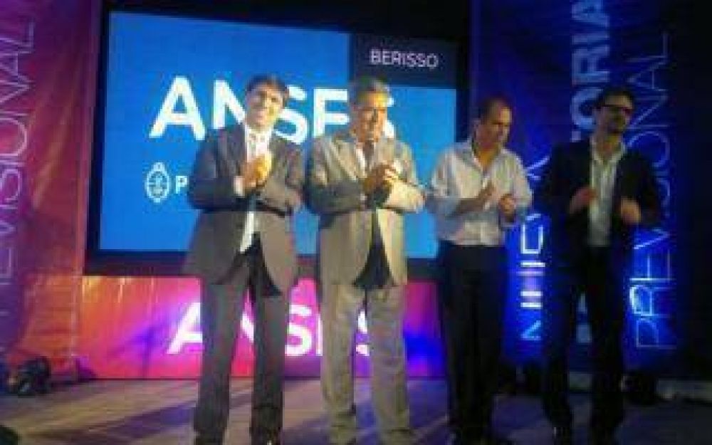 Bossio encabez� acto con Slezack en Berisso y le respondi� a La Naci�n