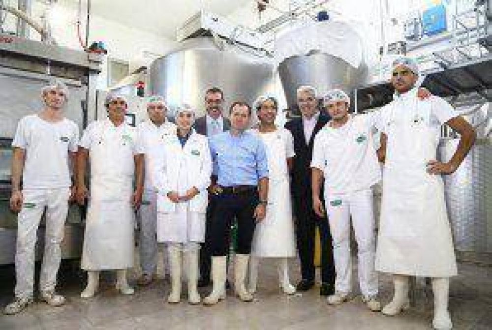 Dom�nguez promete impulsar el �trabajo de cooperativas para el desarrollo industrial�