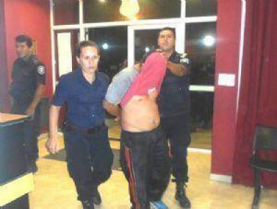 Detienen a joven de 24 a�os por robo en la v�a p�blica mediante agresi�n