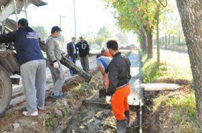 Construyen cord�n cuneta y asfalto en inmediaciones del Hospital