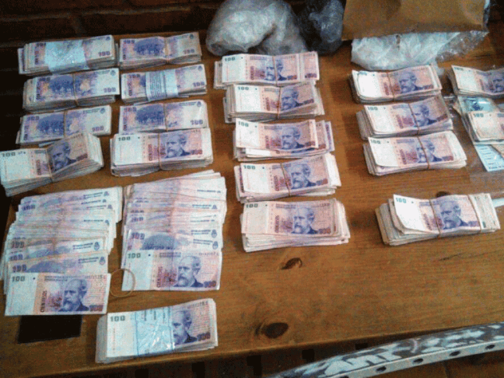 Atraparon a un joven y tres menores de 15 a�os que robaron $40.000 de una mutual en pleno centro