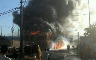 Incendio en una f�brica de resina en Hurlingham