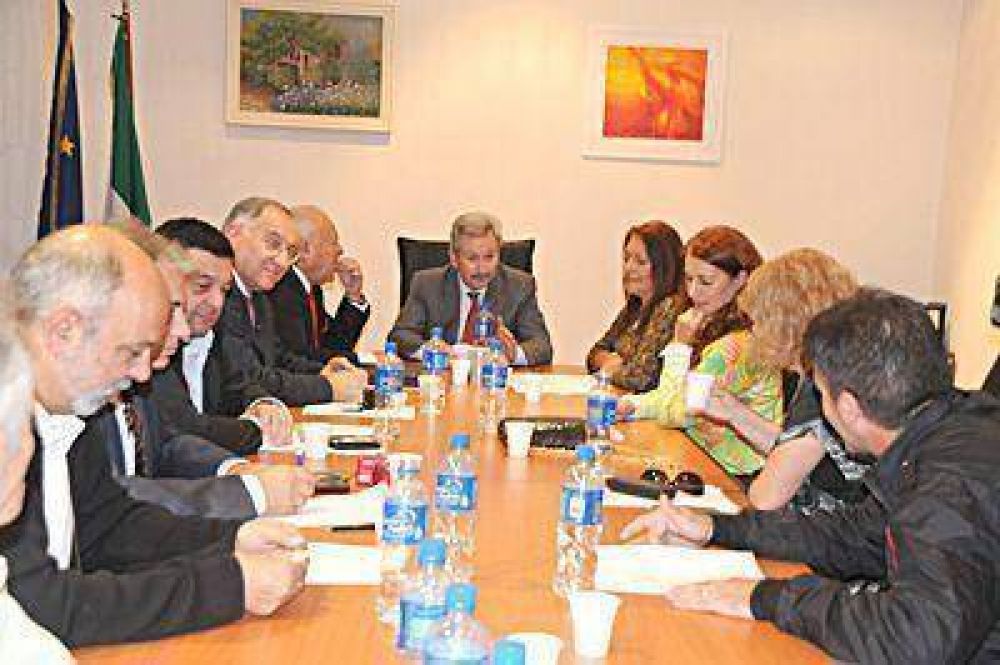 Los integrantes de los comit�s visitaron al c�nsul