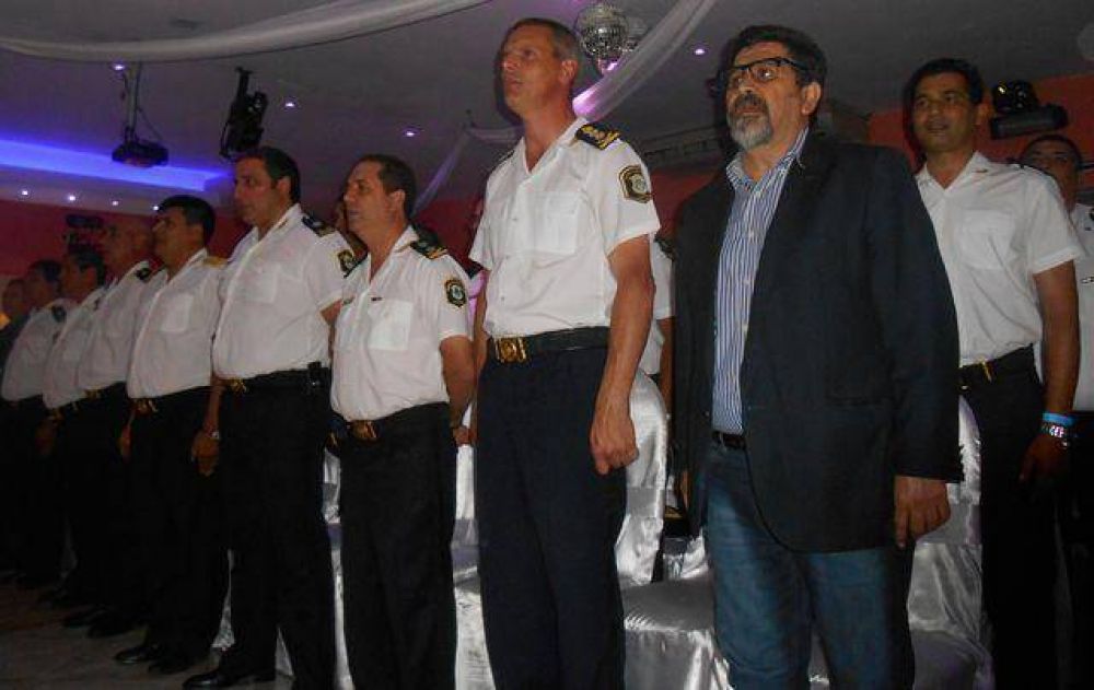 Buscan a 40 polic�as de la Bonaerense que faltan en San Mart�n