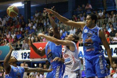 Pe�arol y un nuevo traspi� en Corrientes
