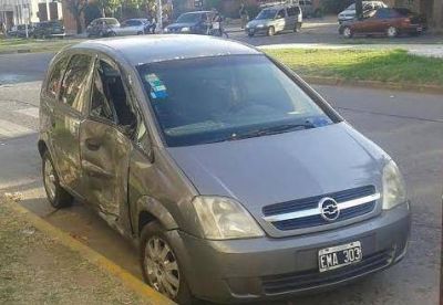 Colectivo y auto chocaron en Humberto y 25 de Mayo